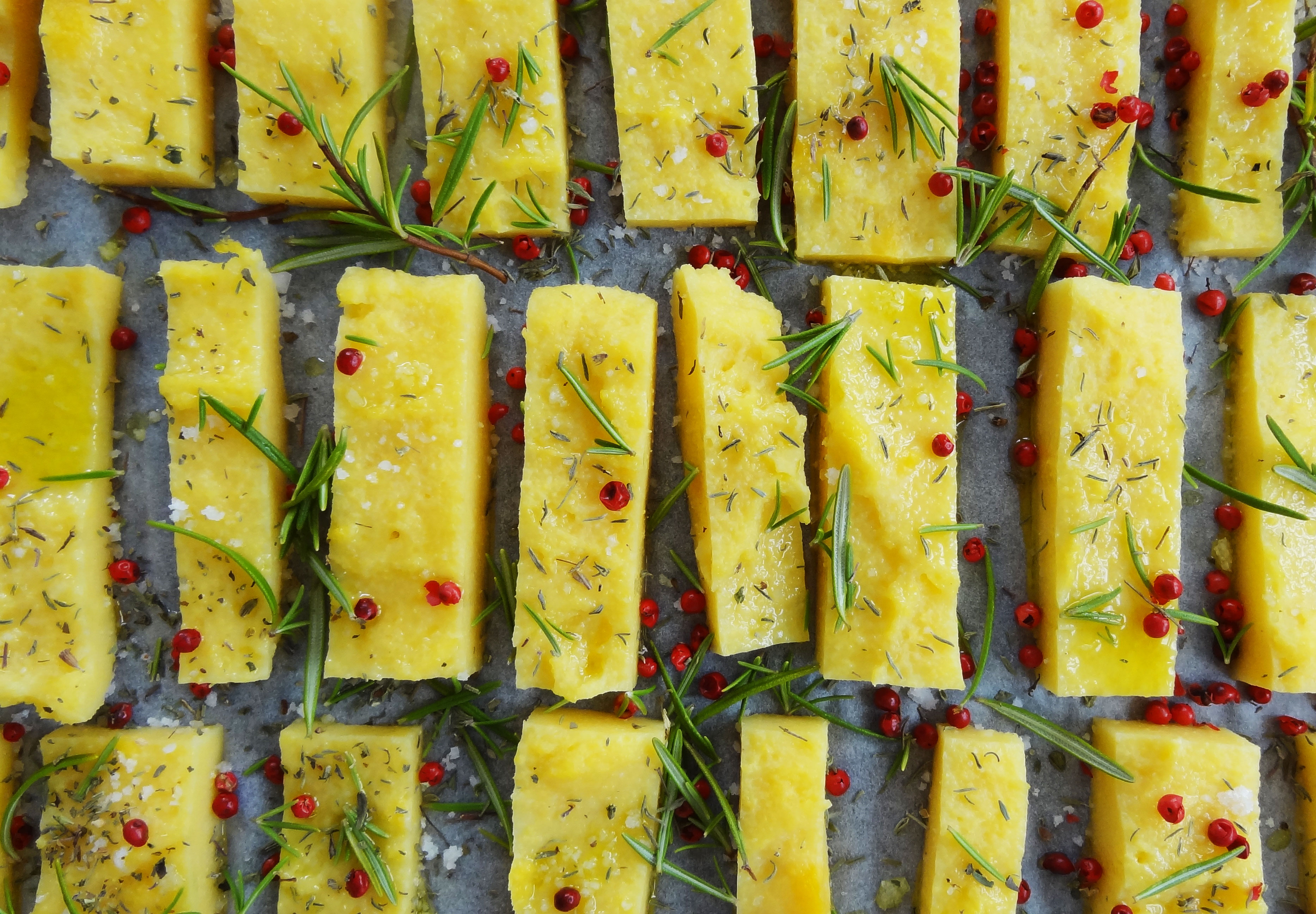 Polenta-Streifen mit Kräutern und Rosa Beeren - Foodtastic