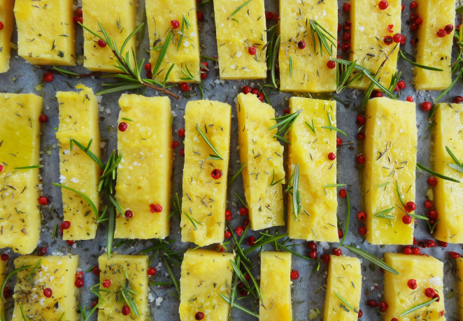 Polenta-Streifen mit Kräutern und Rosa Beeren