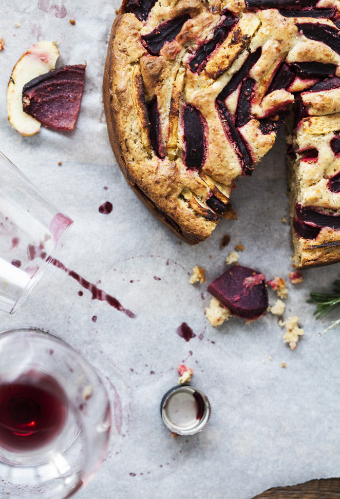 Kuchen mal pikant – mit Roten Rüben, Äpfeln, Parmesan und Rosmarin