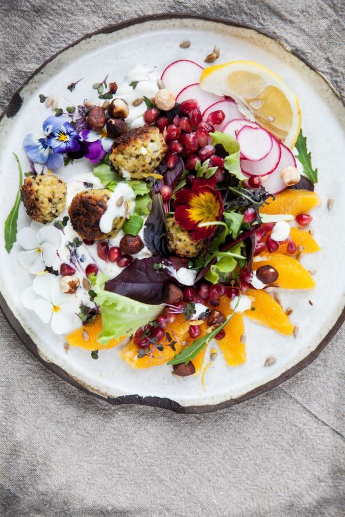 Bild für Quinoa-Bällchen auf buntem Salat