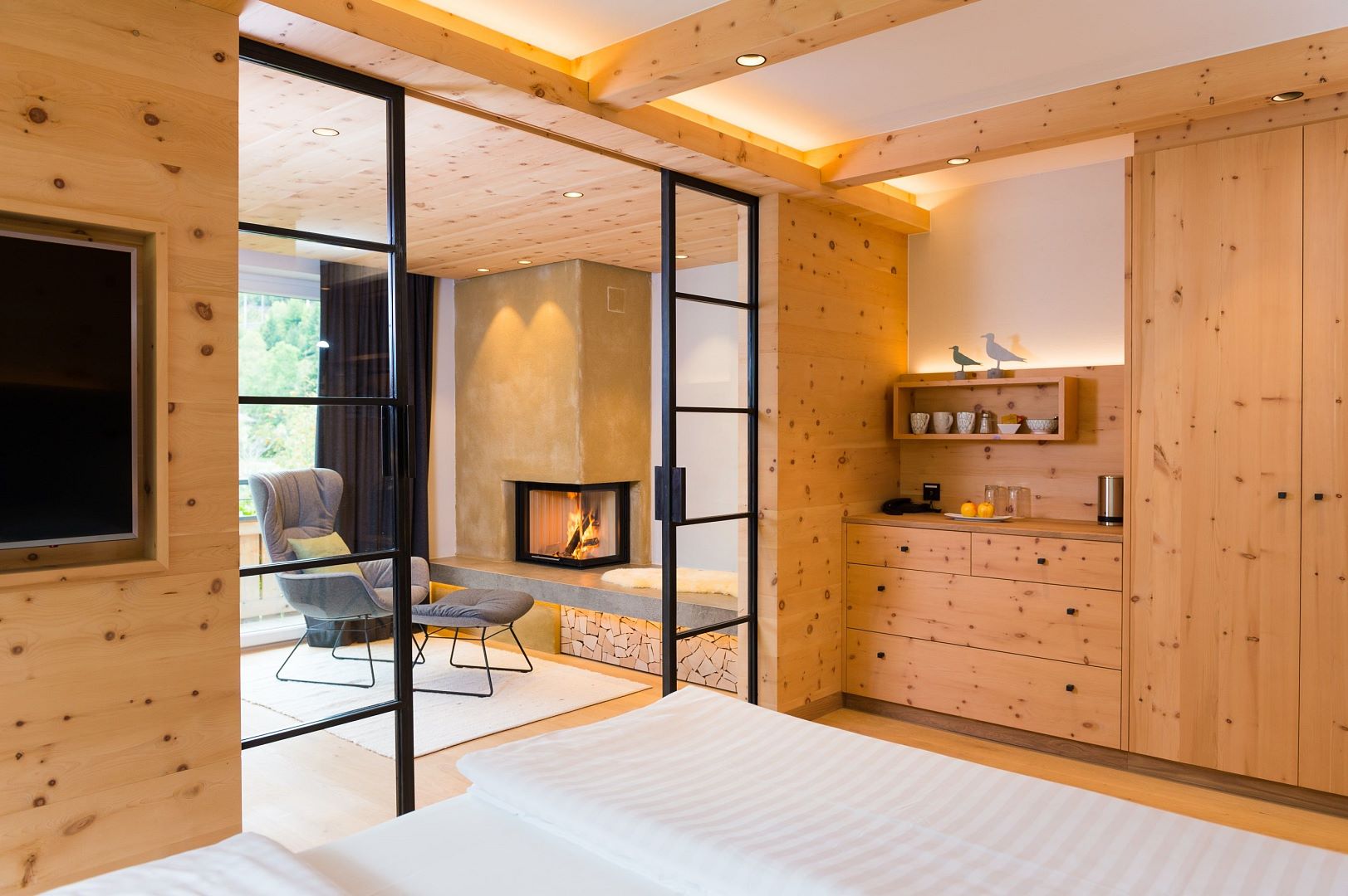 zirbensuite-weitblick-mit-kamin-im-bio-hotel-rupertus