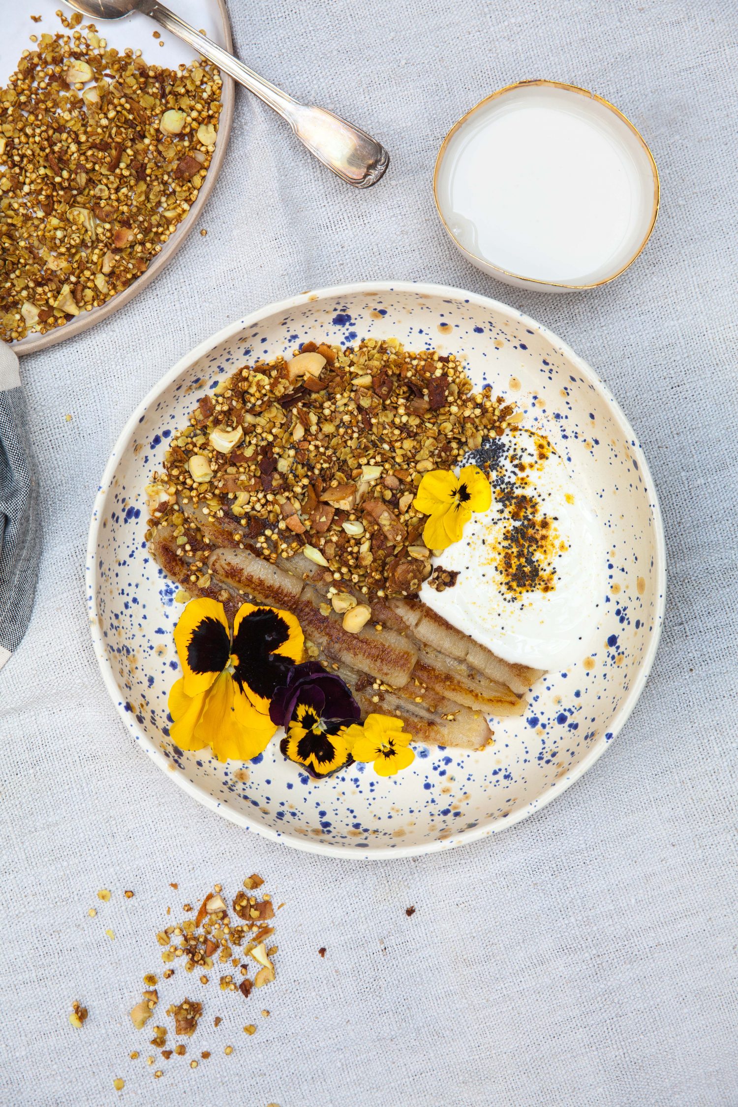 Kurkuma Granola mit glutenfreier Hafermilch