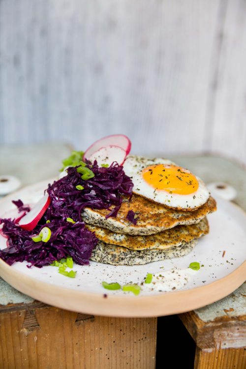Bild für Pikante Mohn-Pancakes mit rotem Kraut