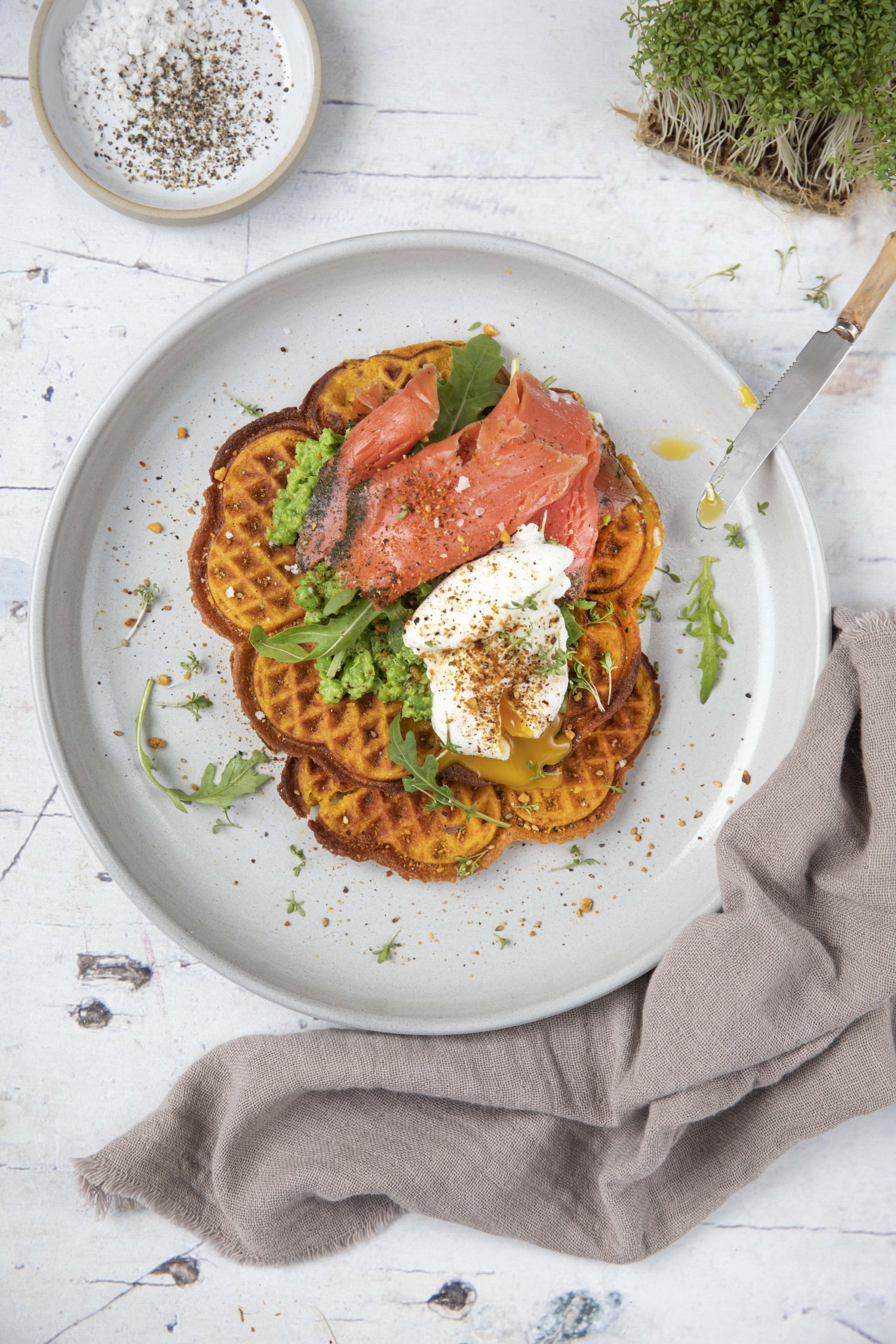 Kürbiswaffeln mit Wildlachs und Erbsenmash