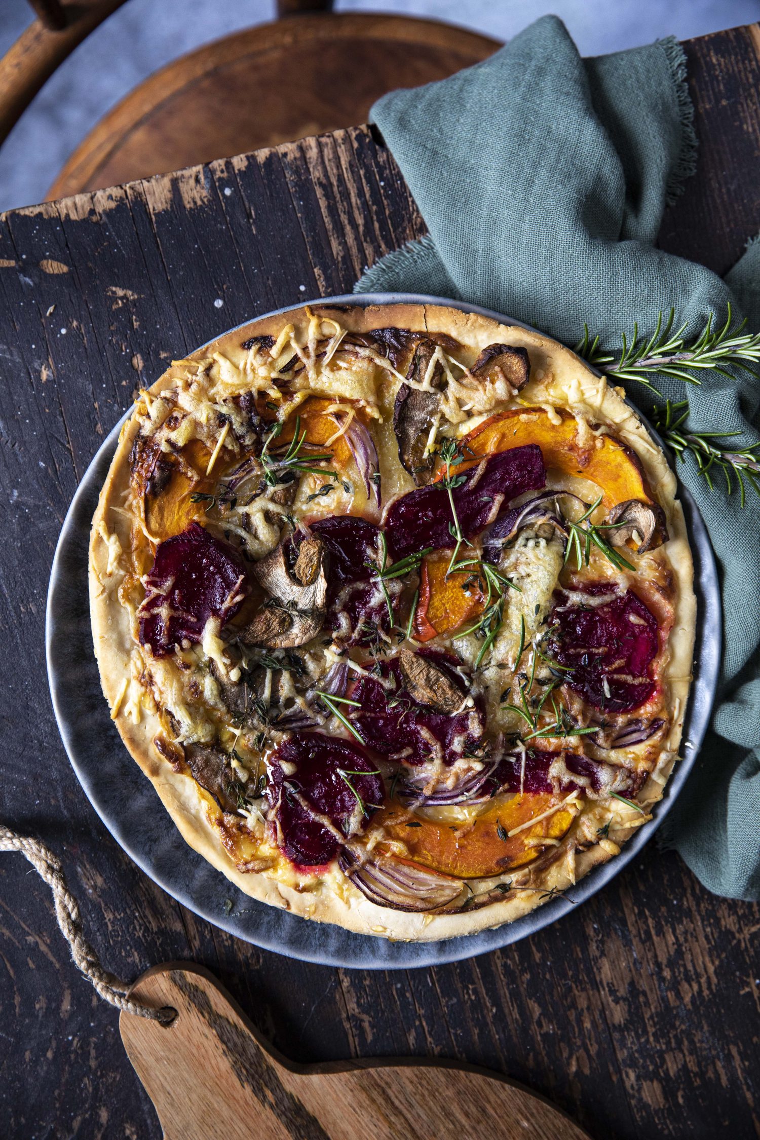 Kürbis-Rote Rübe Pizza mit Bergkäse